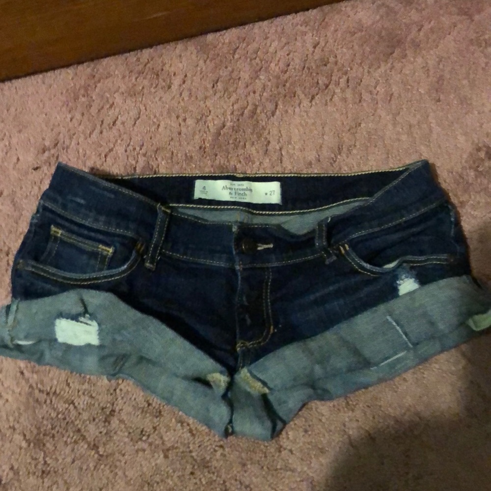 Shorty denim shorts.